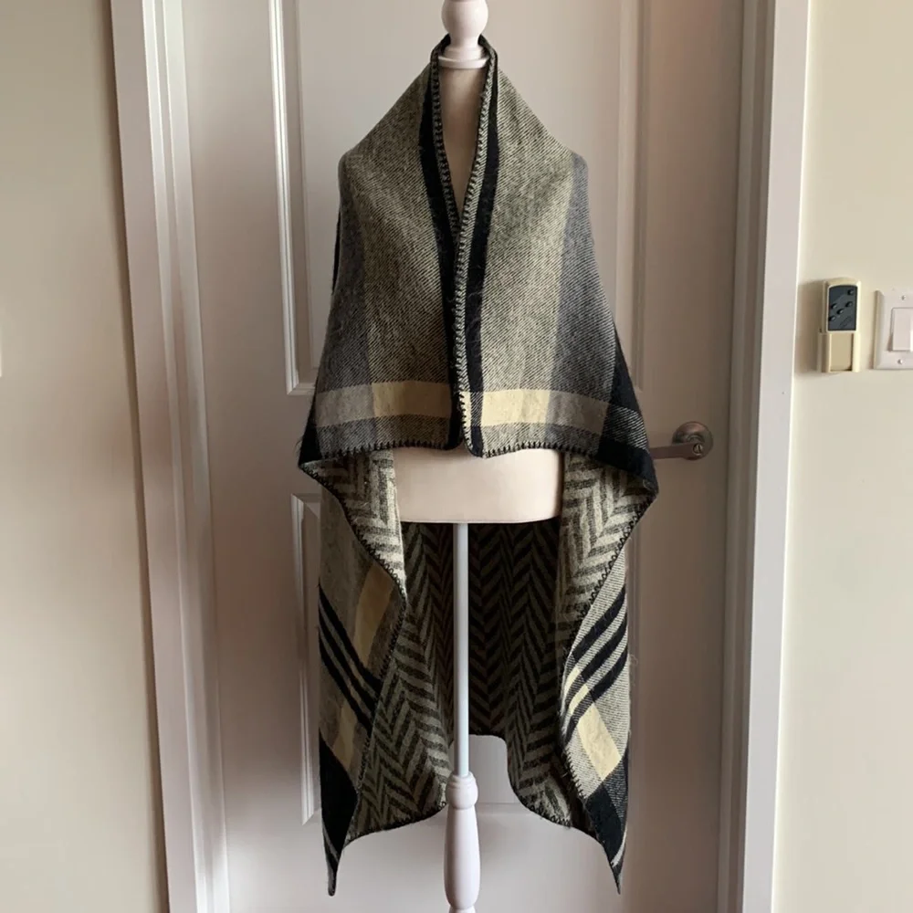 BCBG MaxAzria Stripes Herringbone Warm Cozy Reversible Throw Coastal Minimalist